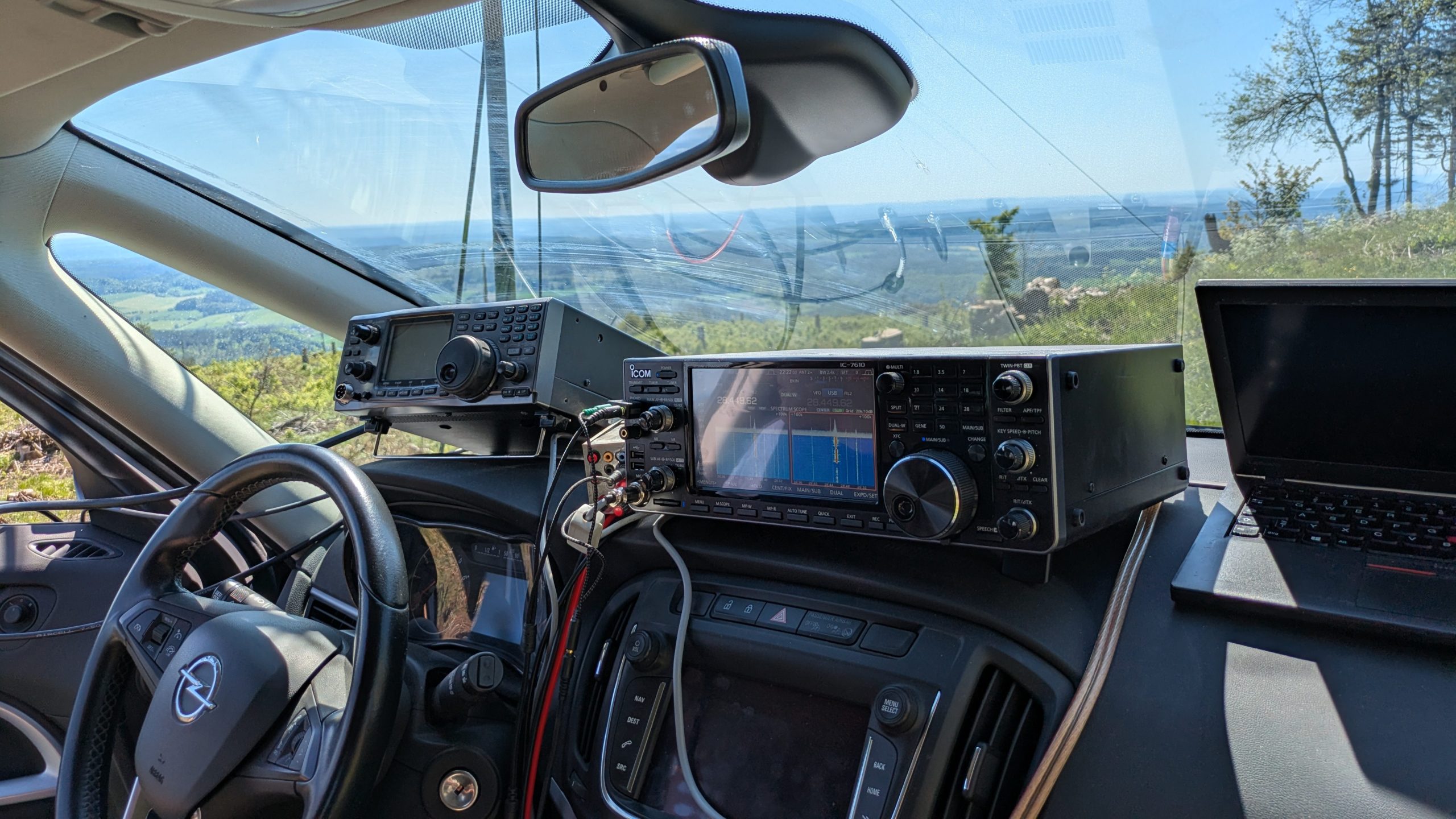 Funkgeräte im Auto. Im Hintergrund der Blick über Franken